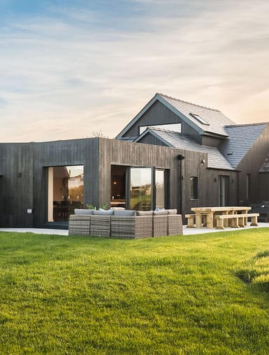 Experience the perfect blend of Mediterranean luxury and Welsh charm at Alynfa Barn House, a stunning six-bedroom holiday let on Anglesey's Maelog Lake.